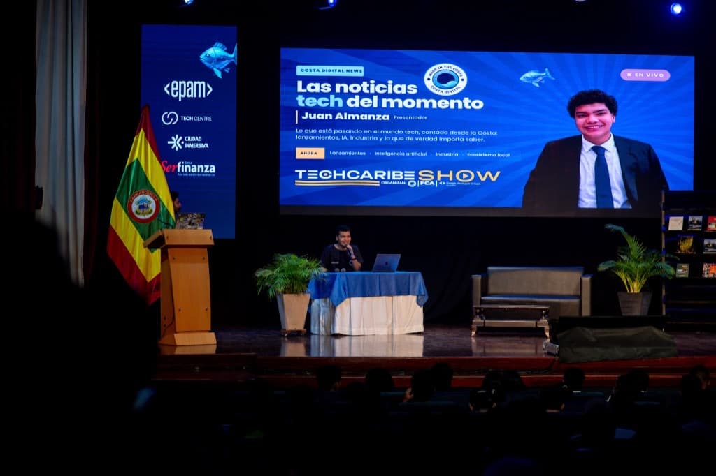Juan Almanza presentando las noticias tech del momento en el TechCaribe Show