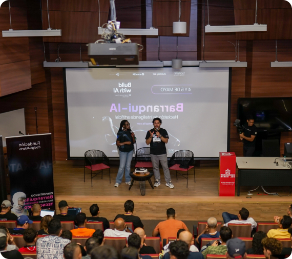 Anuar Harb en el escenario hablando durante el hackatón organizado por Fundación Código Abierto, Barranqui-IA